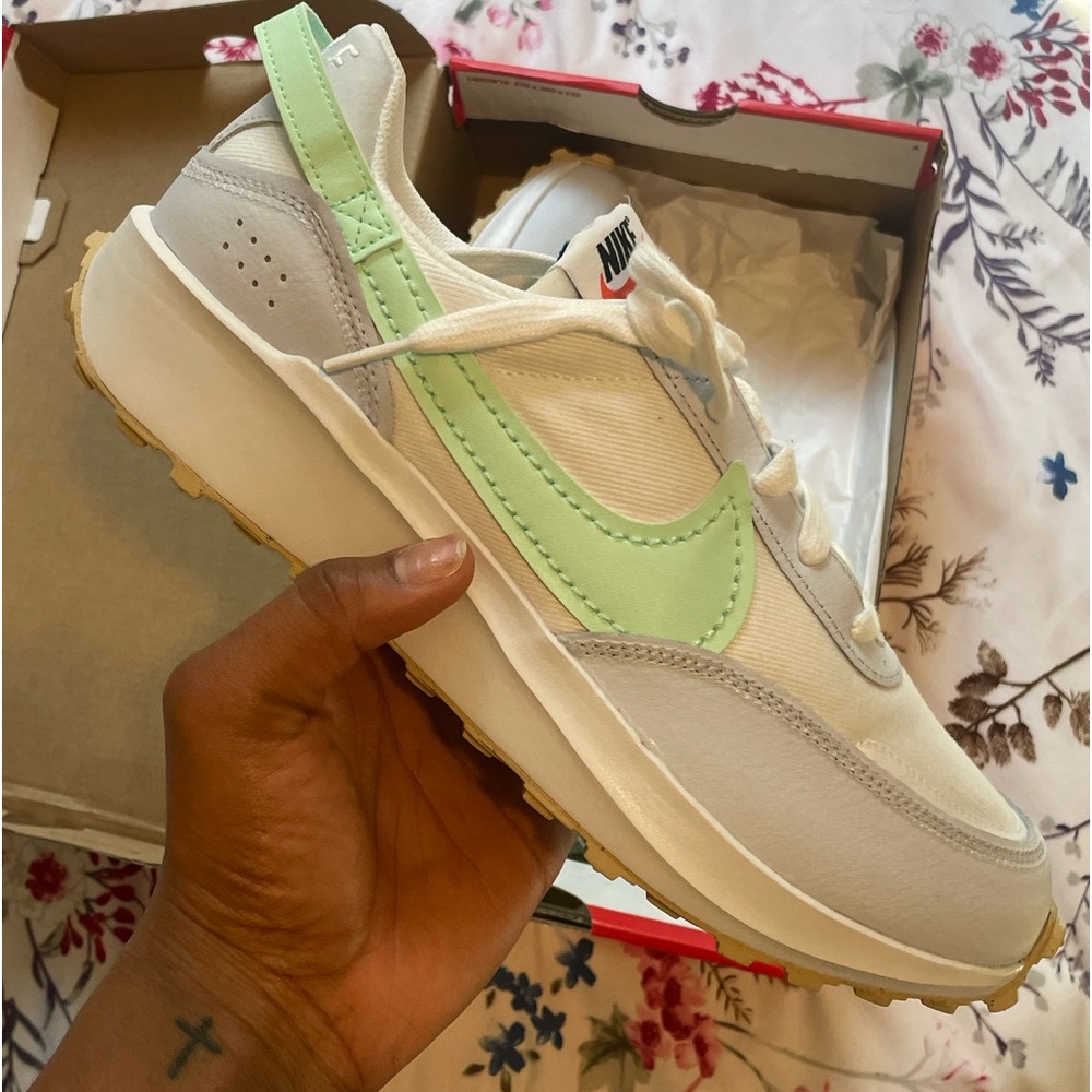 BRAND NEW NEVER WORN NIKE WAFFLE DEBUTS